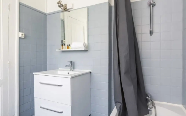 Homely Apartment Near Place de la Victoire