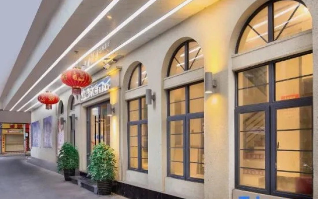 Qianshuiwan Hotel Zhangjiajie (Outlets Plaza, North Main St