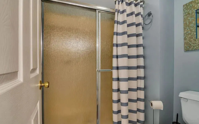 Golden Getaway 2 Bedroom Condo by RedAwning