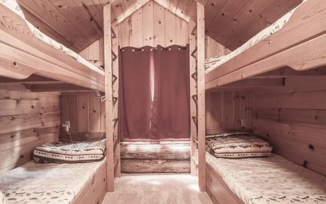 Whispering Winds Apartment 3 NW Comfy Cabins