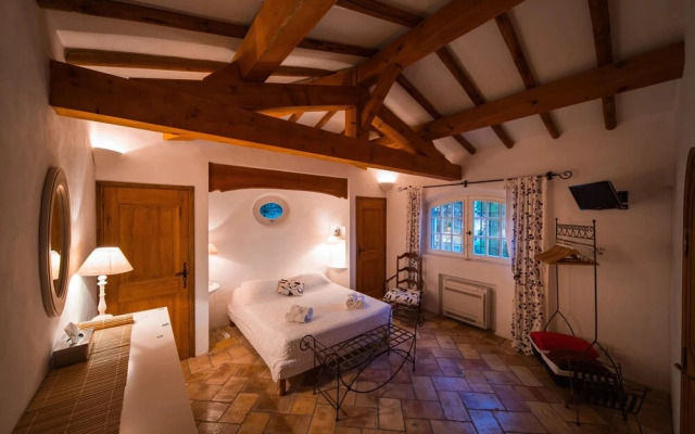 Villa with Spa, Pool and View of St Tropez's Gulf