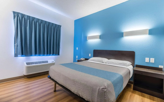 Motel 6 Indianapolis, IN - Southport