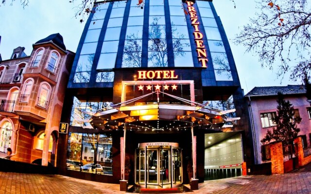 Prezident Hotel Нови Сад вид на фасад