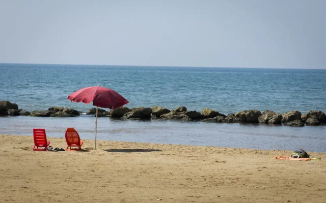 Holiday Home a Stones Throw From the sea