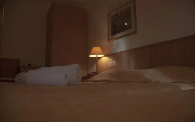 Saronis Hotel