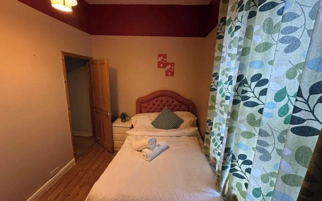 House- Parking, Garden & Central Location
