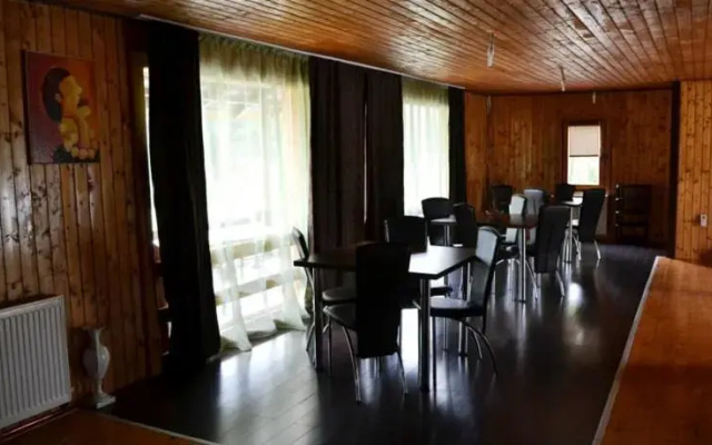 Casa dintre Lacuri