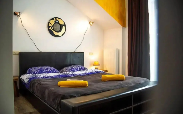 Korte Hotel Sleeps 14 With Courtyard
