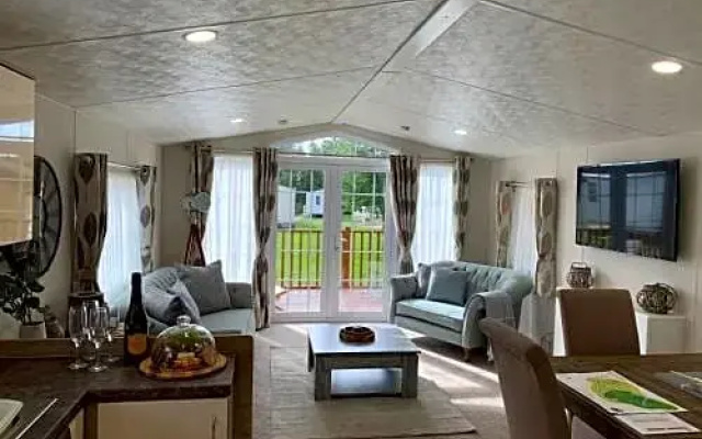 Rose Lodge - Hot Tub Getaway - Percy Woods - Pet Friendly