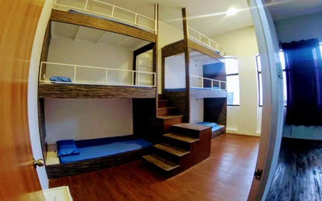 SPOT ON 90236 Zigzag Travellers Home - Hostel