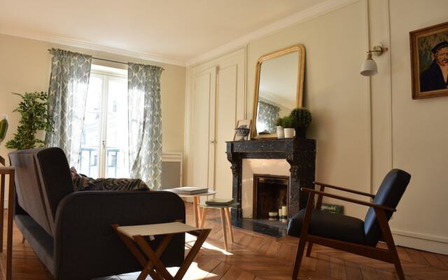 Апартаменты Spacious 2 Bedroom Apartment in Paris 2nd комната для гостей