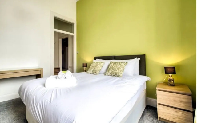 Spacious and Stylish 4-Bed Georgian Apartment