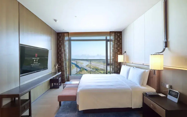 HUALUXE Nanjing Yangtze River by IHG