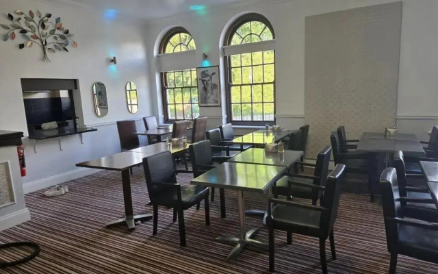 Апарт-отель Maya Hotel Luton
