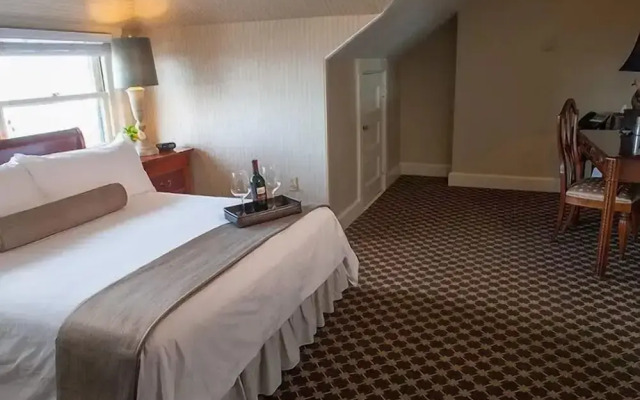 OceanCliff Hotel