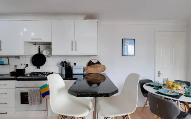 Cosy, nautical 2 bed, 5 mins stroll to Seafront