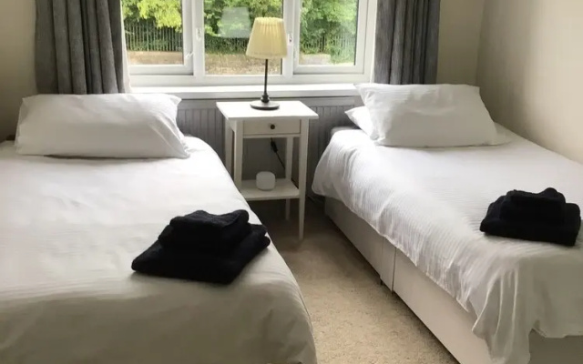 Beautiful Large 4-bed House, Close to Celtic Manor