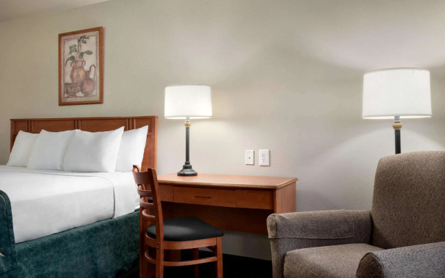 Travelodge by Wyndham Clinton Valley West Court