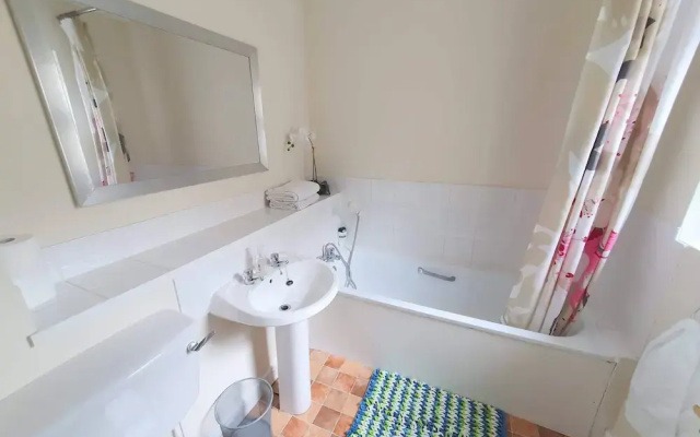 2-bedroom House Near Town With Superfast Wi-fi
