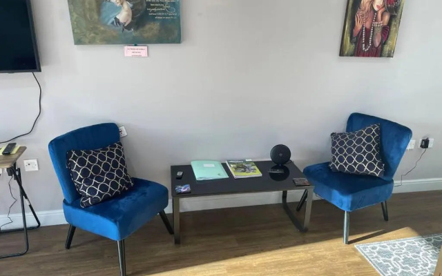Immaculate 1-bed Studio With Outside Patio