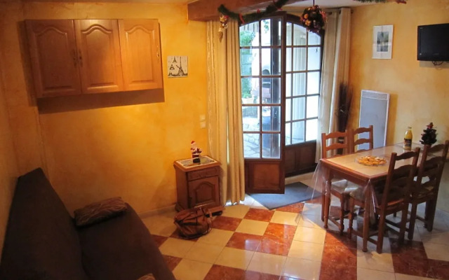 Cottage in Vaires-sur-marne by Forest Lake