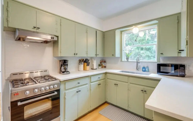Walk to Campus: Creekside Austin Duplex!