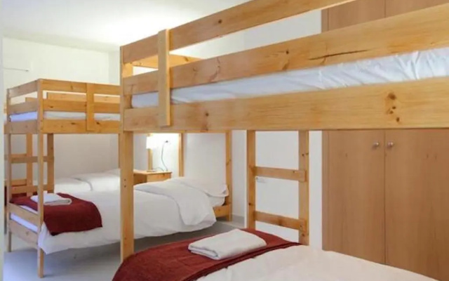 Spacious Apartment for Families Near Park Guell