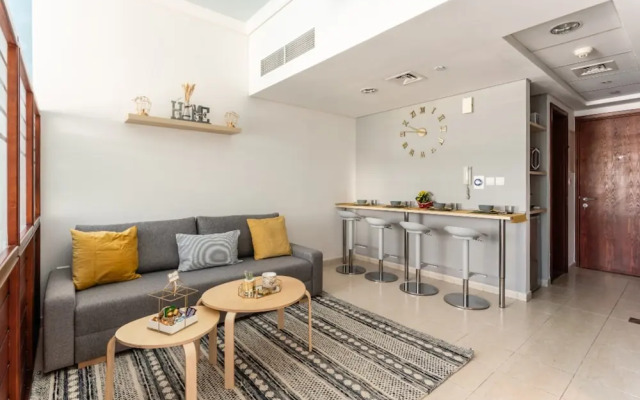 Family Studio Steps Away From the Metro