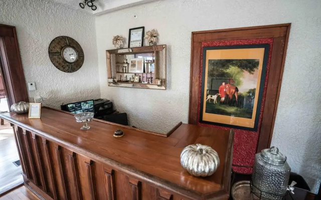 Live Oaks Inn
