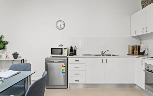 Patio House: Moments From Marrickville Metro
