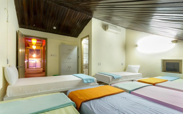 MrChe Backpackers