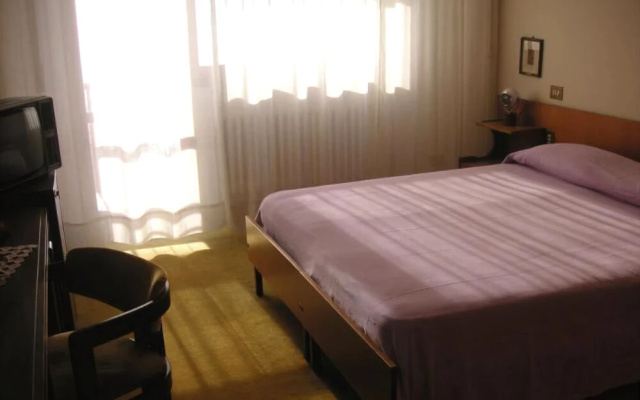 G. Hotel Capitol