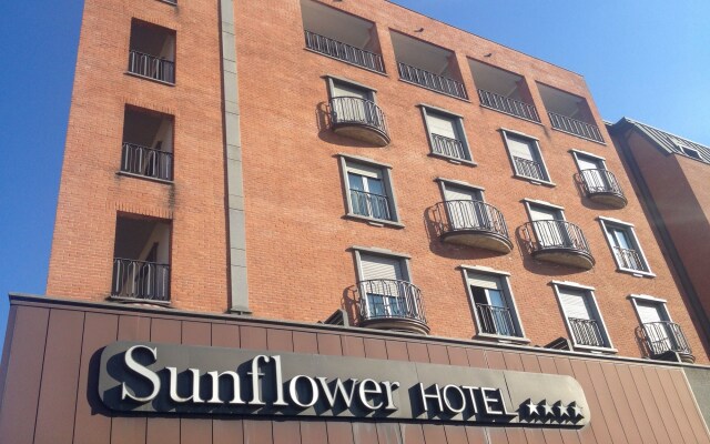 Hotel Sunflower вид на фасад