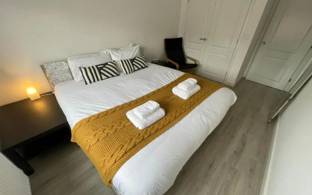 Large Spacious Room with Massive Bed and FREE WIFI