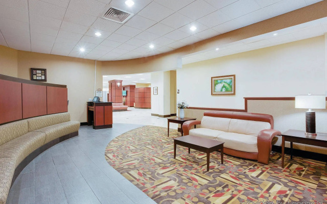 La Quinta Inn & Suites Pittsburgh North - McKnight