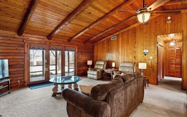 Lakefront Cabin + Guest House Near Granbury Square
