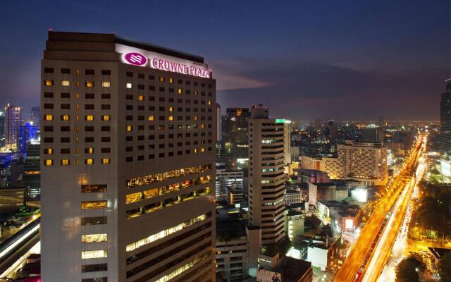 Отель Crowne Plaza Bangkok Lumpini Park вид на фасад