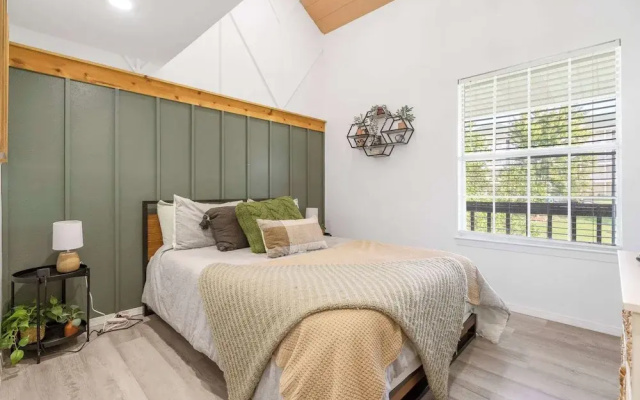 Tranquil Treehouse Loft - Golf Course Views