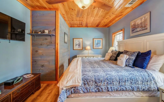 Blueridge Retreat Private 4 BDR Cabin Sleeps 10!