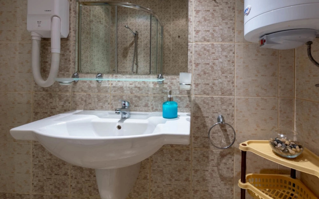 Quiet One Bedroom Apartment with Kitchenette in Avalon Complex