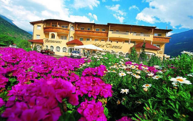 Hotel Maria Theresia Силандро вид на фасад