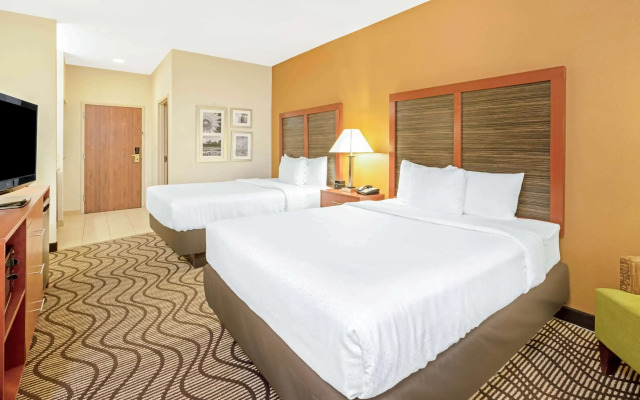 La Quinta Inn & Suites by Wyndham Midwest City - Tinker AFB