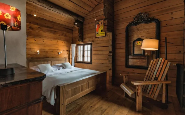 4BR Traditional Chalet BBQ + Fireplace + View