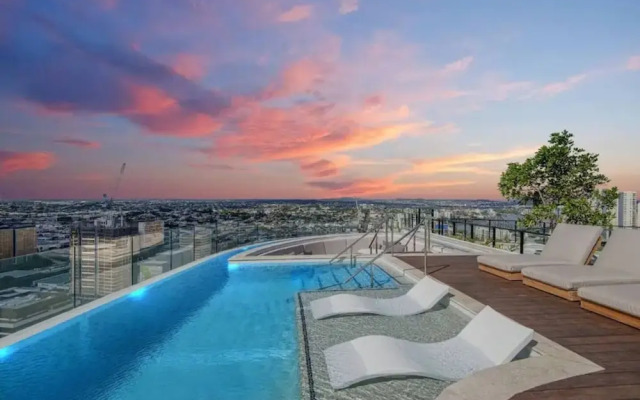 Top Floor Luxury Apartment Rooftop Pool CBD