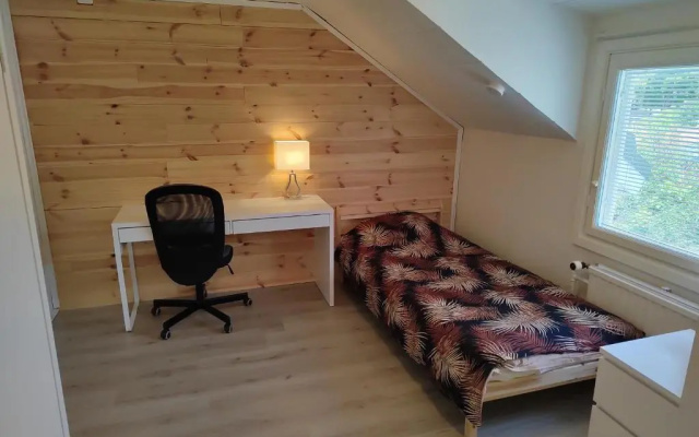 Kalle's unluxury guest house Aircon 15min city center by train