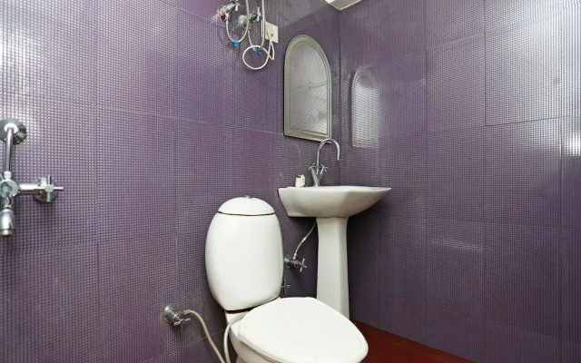 OYO 18568 Ratan Hotel
