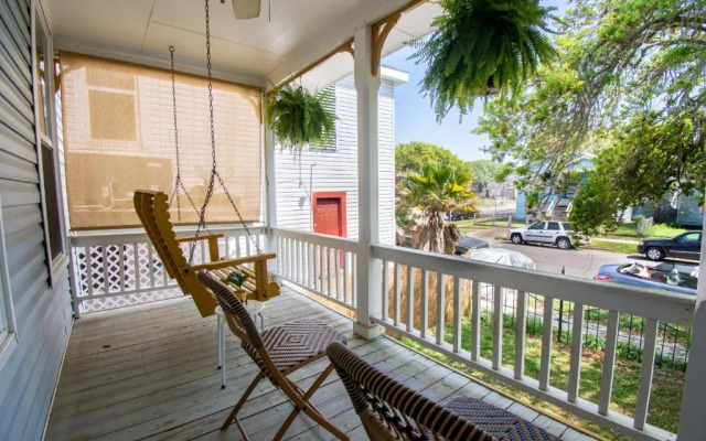 A Bended Oak Bungalow by Ryson Vacation Rentals