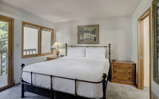 Newly Remodeled Spacious 1 Bedroom 1 Condo by RedAwning