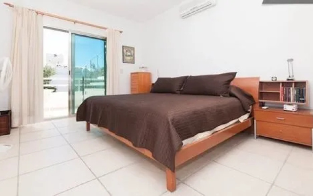 Condo Cristinaby Hbm