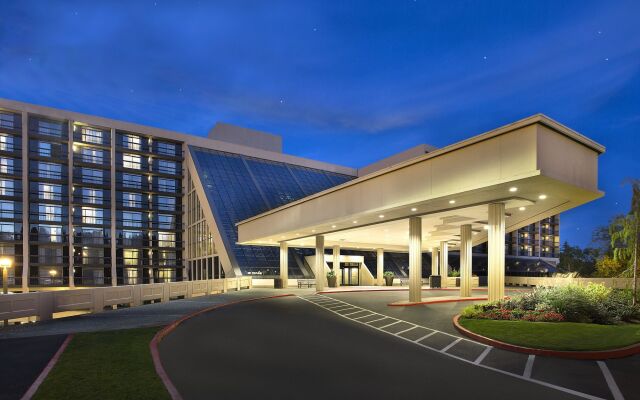 Отель Hilton Bellevue вид на фасад